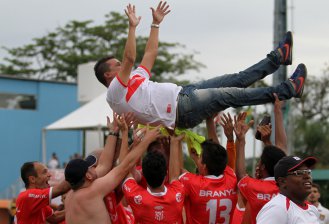 Após título da Série A2, técnico do Capivariano confirma contato do Guarani