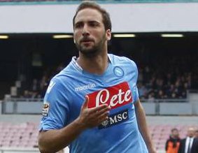 ITALIANO: Com três de Higuaín, Napoli supera Lazio em casa