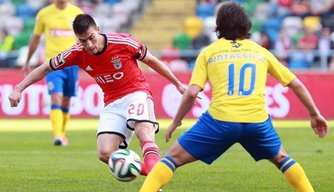 PORTUGUÊS: Benfica vence mais uma e fica a dois pontos do título