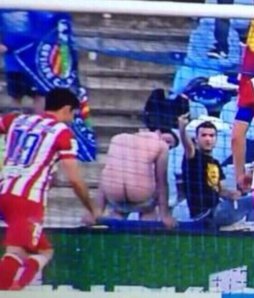 Torcedor do Getafe mostra as nádegas a atacante do Atlético em cobrança de pênalti