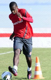 Ex-zagueiro da Seleção pode trocar Internacional por futebol chinês