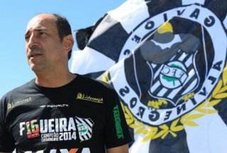 Vinicius Eutrópio recebe o prêmio de melhor técnico do Campeonato Catarinense