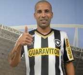 Botafogo confirma contratação de atacante polêmico do Timão
