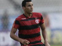 Zagueiro deixa Flamengo e acerta com rival do Brasileirão