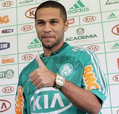 Palmeiras abre negociações para contratar atacante do Oeste em definitivo