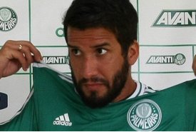 Zagueiro sente dores musculares e preocupa Palmeiras