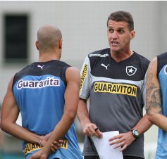 Ex-Guarani é apresentado e já comanda treino no Botafogo