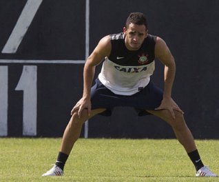 De novo? Meia sente dores e vira dúvida no Corinthians