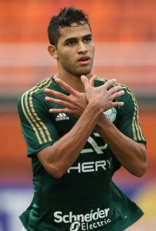 Agora vai? Atacante reduz proposta para tentar fechar com Palmeiras