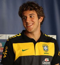 Zagueiro diz estar pronto para estrear no Santos