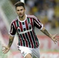 Sondado por Timão, atacante treina com Fred e deve ser titular do Flu sábado