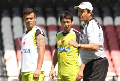 Série B: Adilson evita lamentar baixas e elogia elenco vascaíno