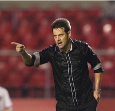 Série B: ‘Cumpro ordens’, diz técnico da Portuguesa após tirar time de campo