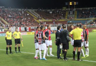 Elenco da Portuguesa “ignora” imprensa na volta de Joinville