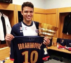 Zagueiro da Seleção homenageia Ibra após conquista da Copa da Liga