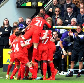 INGLÊS: Liverpool sofre, mas vence fora e se aproxima do título