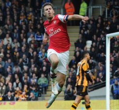INGLÊS: Arsenal bate Hull City e fica perto da Liga dos Campeões