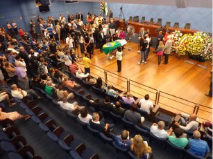 Corpo de Luciano do Valle é enterrado sob aplausos em Campinas