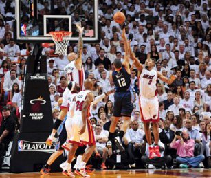 NBA: Heat e Spurs suam, mas saem na frente nos playoffs