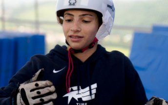 Lais Souza grava vídeo e mostra movimento no braço direito