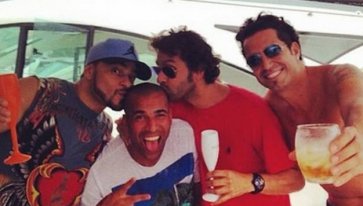 Mas já? Ainda sem estrear, Emerson Sheik cai na farra em iate no Rio