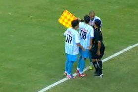 Copa Verde: Árbitro esquece cartão vermelho e pede ajuda para auxiliar