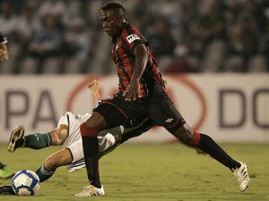 Santos faz proposta para contratar zagueiro de rival do Brasileirão