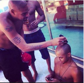 Sem clube, Imperador vira “cabeleireiro” no Morro do Alemão