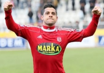 Ex-lateral da Seleção renova contrato com time de Roberto Carlos