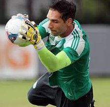 Goleiro do Palmeiras volta a sentir tornozelo e deixa treino mais cedo
