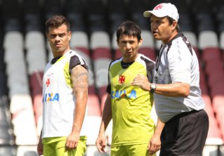 Série B: Adilson testa colombiano e trio ofensivo em treino do Vasco