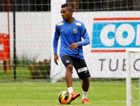 Cicinho diz que Santos tem obrigação de vencer Coritiba