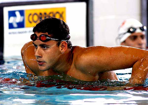 Natação: Thiago Pereira é o mais rápido, mas não pode nadar final