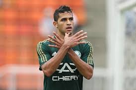 Com gastrite, artilheiro deixa treino do Palmeiras