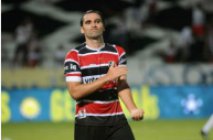 Atacante do Santa Cruz comemora artilharia do Pernambucano