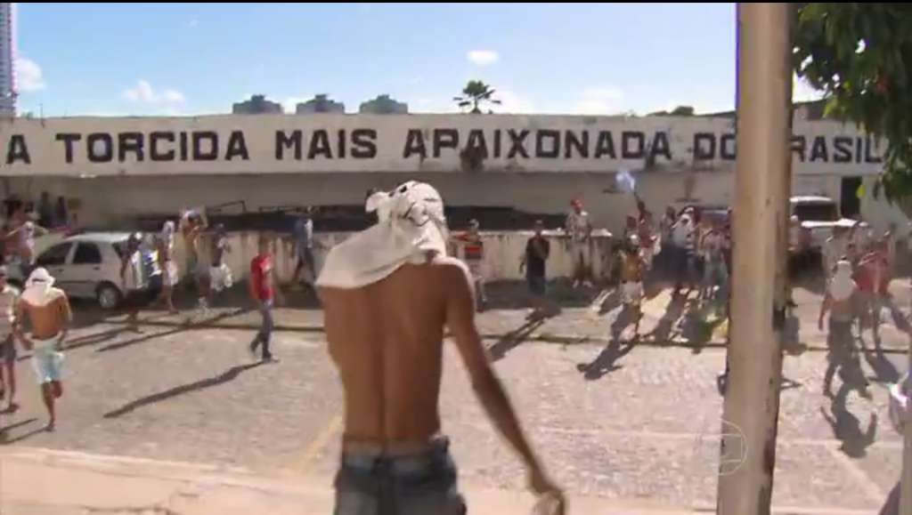 Torcida de time da Série B protesta e invade apresentação de jogador