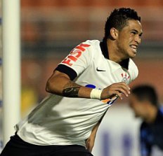 “Novato”, atacante diz aceitar qualquer esquema no Corinthians