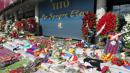 Milhares vão ao Camp Nou homenagear técnico Tito Vilanova