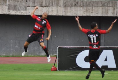 Vitória 2 x 2 Atlético-PR – Entraram em campo em crise, saíram iguais