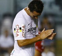 Contratado como astro, atacante corre risco de parar no banco do Santos