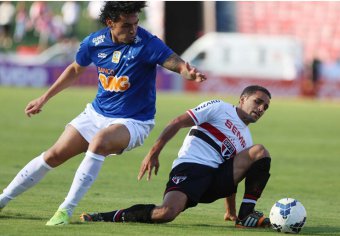 Estiramento deve tirar lateral do São Paulo no sábado