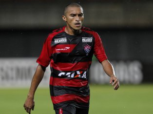 Lateral espera recuperação do Vitória contra o Fluminense
