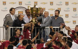 Vitória fecha com beque e se aproxima de volante campeão paulista