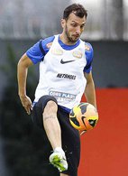 Em recuperação, zagueiro do Santos faz primeiro trabalho com bola