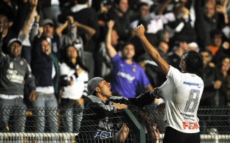 Vice-campeão do mundo em 2012 tenta contratação de ídolo do Corinthians