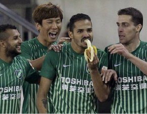 Na China, brasileiro marca duas vezes e comemora comendo banana