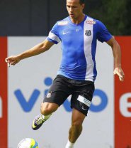 Leandro Damião é mantido entre titulares do Santos em treino