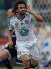 Sem camisa 10, Kleina faz treino com quinze jogadores no time