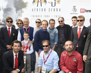 Velocidade: Multidão presta homenagem a Ayrton Senna em Ímola