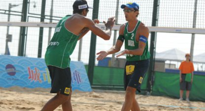 Vôlei de praia: Pedro Solberg e Emanuel avançam à semifinal em Xangai